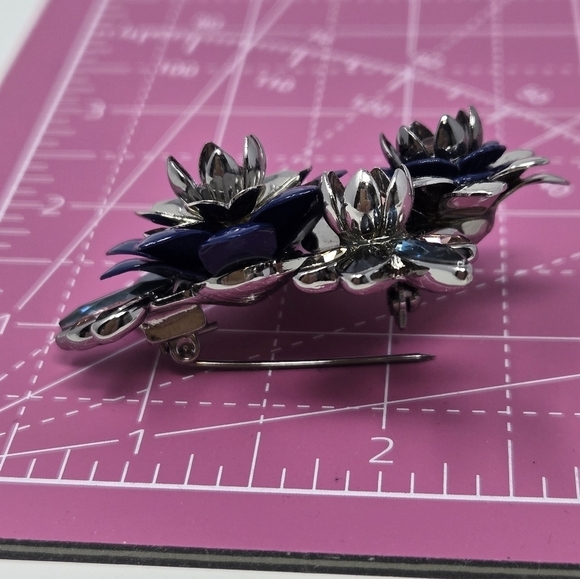 NWT SIMPLY VERA VERA WANG SILVER BLUE PINK FLORAL BROOCH FASHION JEWELRY WOMEN - Picture 9 of 10